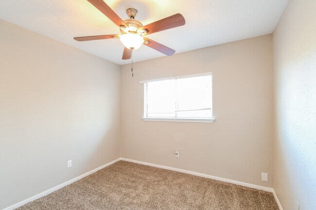 Building Photo - 15915 Vista Del Mar Dr