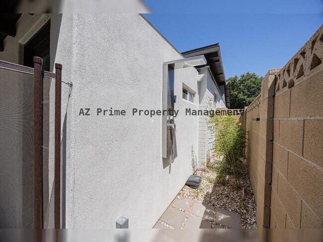 Building Photo - 6828 N 10th Ave