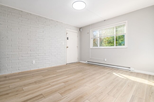 Building Photo - 721 Reinhard Ave