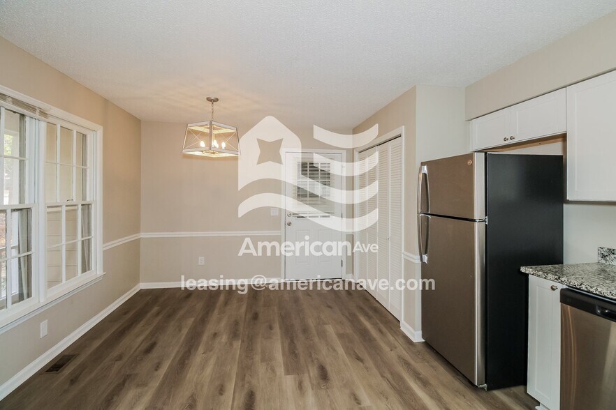 Building Photo - 216 Pond Ridge Rd E