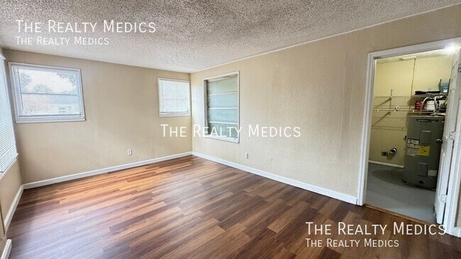 Building Photo - 1100 Santa Anita St