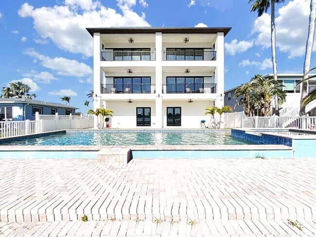 Building Photo - 882 Bay Point Dr