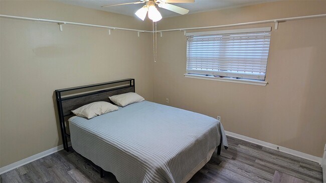 Building Photo - 10227 Gulf Meadows Dr