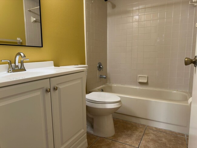 Building Photo - Spacious 3/2 Town Home in Meadow Woods.  A...