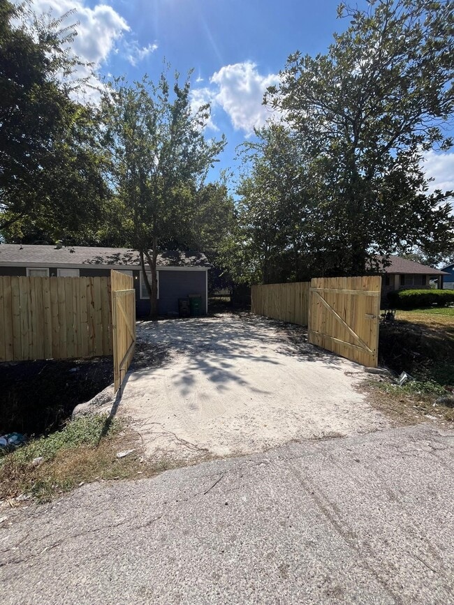 Building Photo - 5142 Higgins St