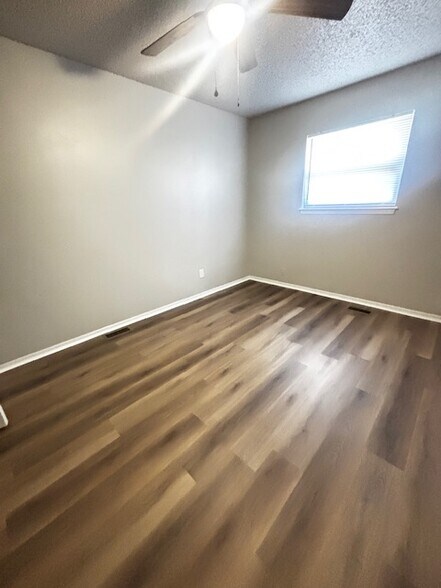 Building Photo - 309 W Vandament Ave