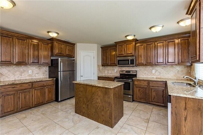 Building Photo - *No Application Fee* $500 Off 1st Month - ...