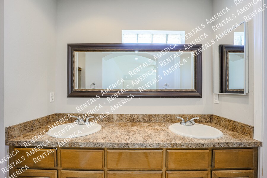 Building Photo - 614 N 74th St