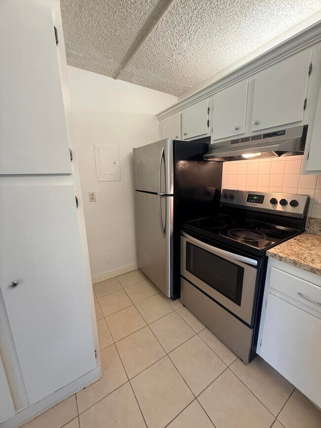 Building Photo - 703 Sunny Pine Way