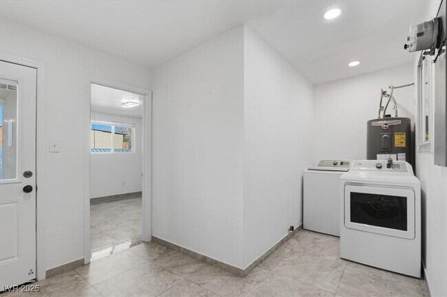 Building Photo - 3760 Briarwood Ave