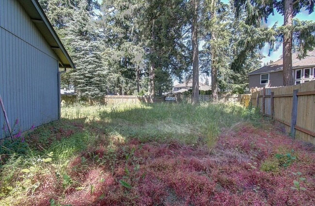 Building Photo - 2 BEDROOM, 1 BATH DUPLEX W/FENCED YARD!