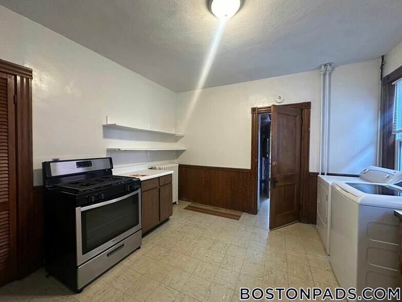 Building Photo - 225 Walnut Ave