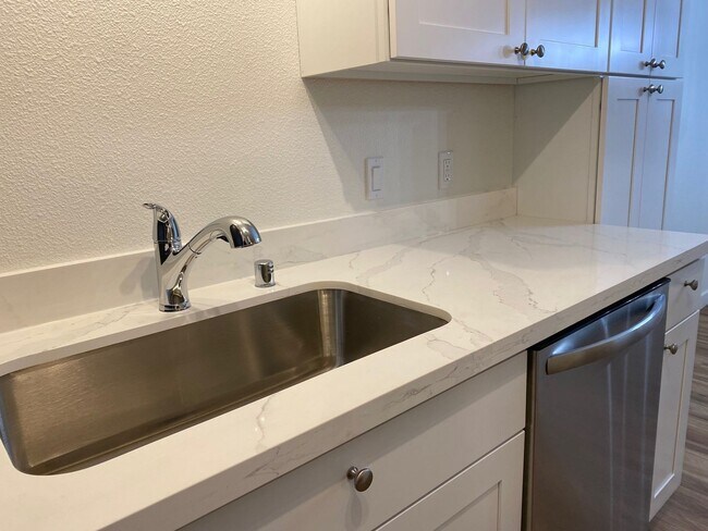 Building Photo - Updated 2bed/1bath Apartment in Prime Redmond Location!