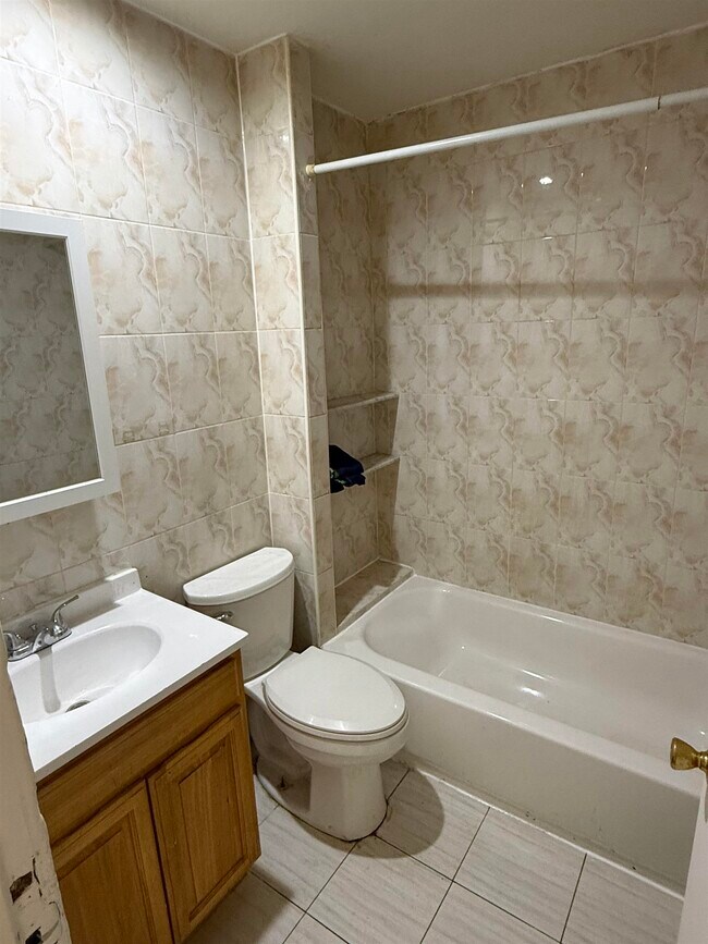 Building Photo - 572 West Side Ave