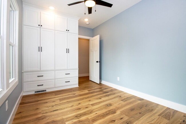 Building Photo - Three Bedroom Condo