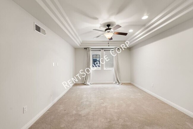 Building Photo - 12044 Hoffman St