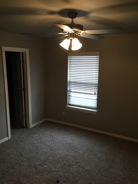 Building Photo - 205 Ashley Dr