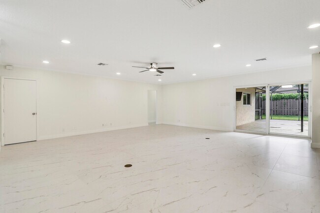 Building Photo - 100 SW 15th Ct