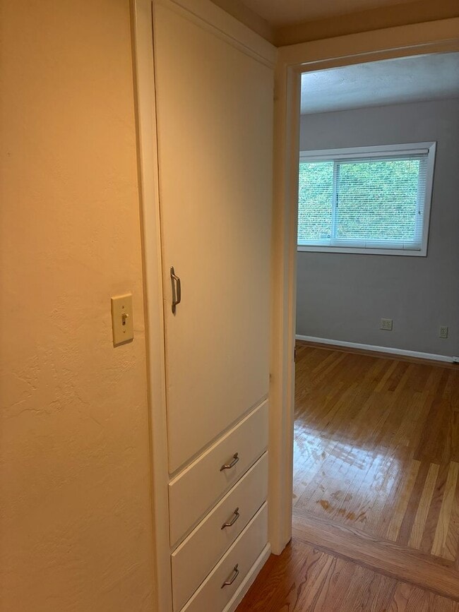 Building Photo - Beautiful 3 bedroom/1.5 bath Home in S. Land Park