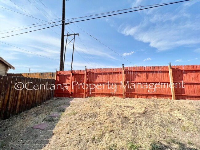 Building Photo - Historic home centrally located and beauti...