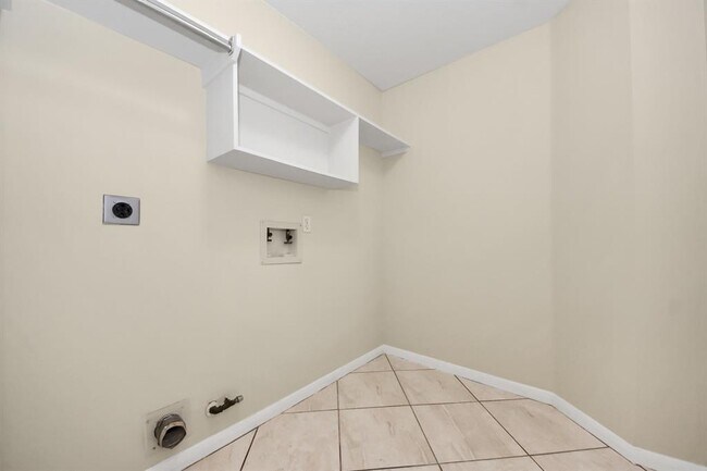 Building Photo - 10214 White Oak Trail Ln