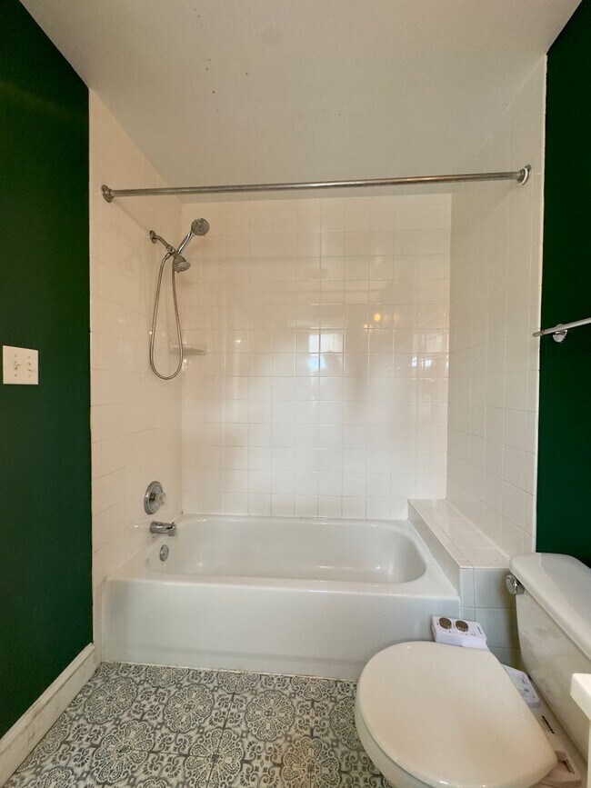 Building Photo - Inviting 3-Bedroom Single Family Townhome ...