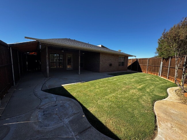 Building Photo - Stunning Spacious Home in Lovely Neighborh...