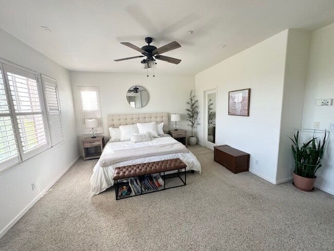 Building Photo - Brentwood 4 bd/2.5 bath with Speakeasy Room behind 2 car garage! Incredible backyard patio, outdo...