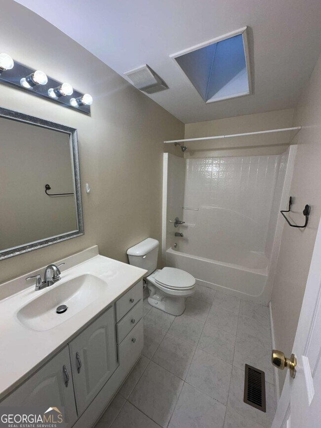 Building Photo - 685 Garibaldi St SW