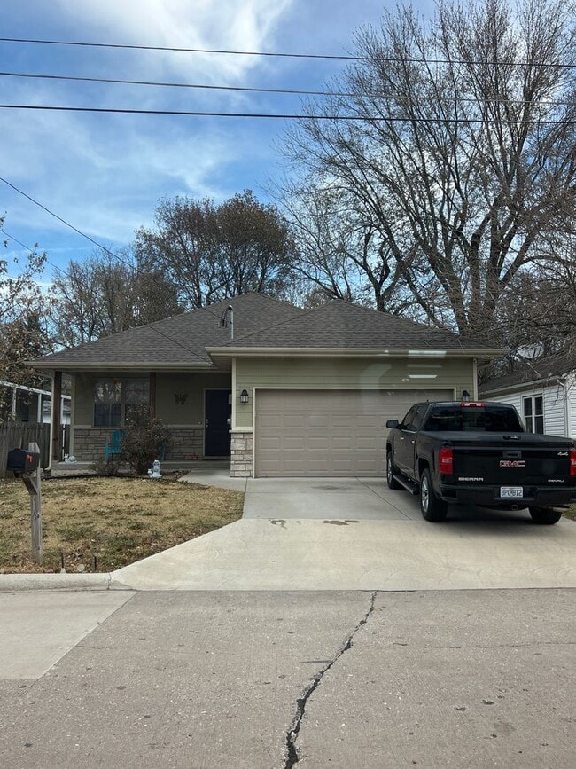 Building Photo - 3 Bedroom 3 Bath Home.