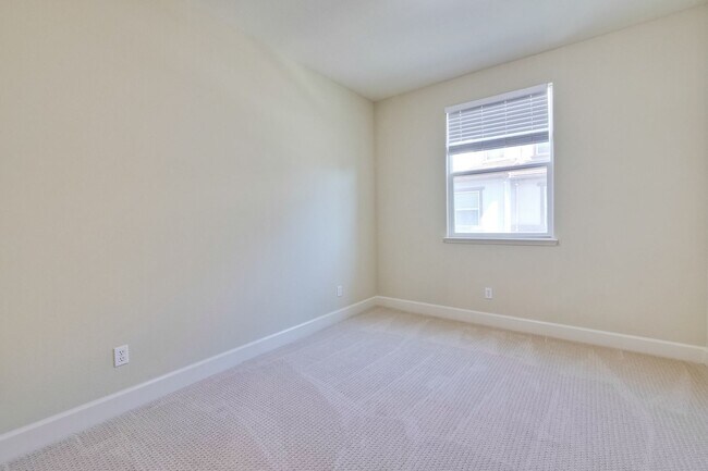 Building Photo - Excellent 4 Bed 2.5 Bath Town Home!