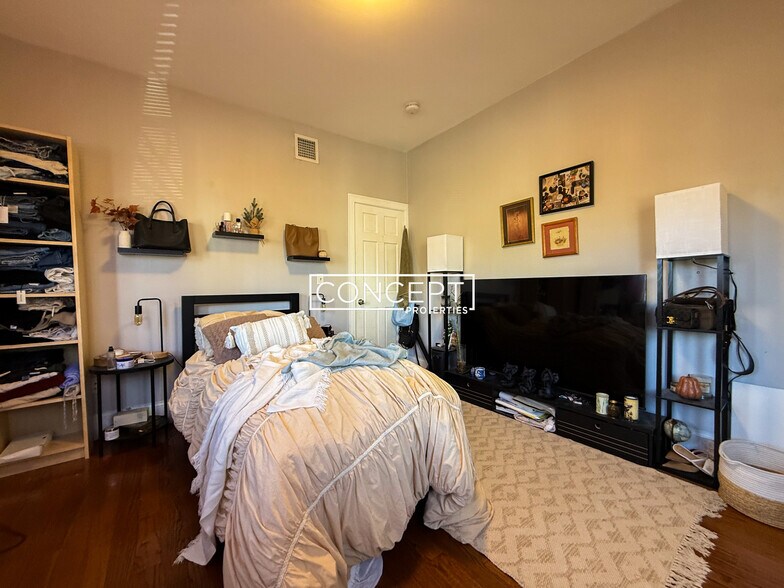 Building Photo - 344 Centre St