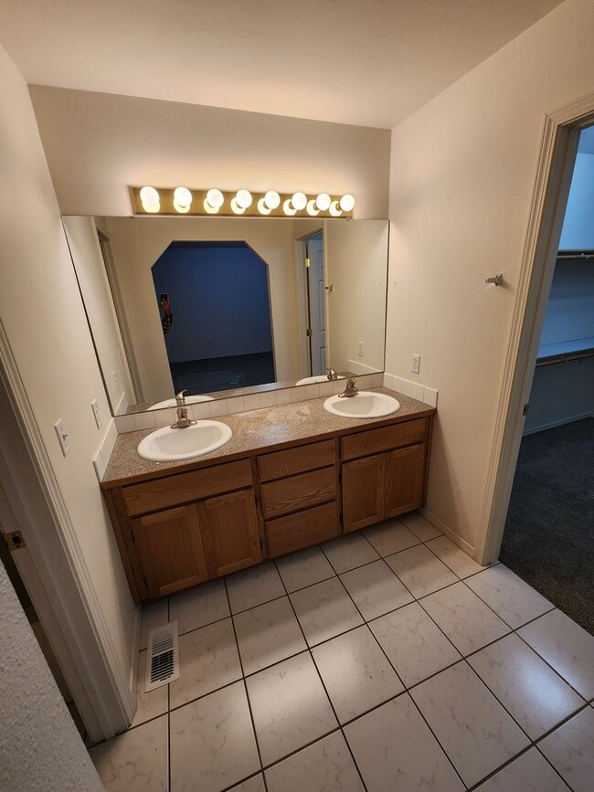 Building Photo - Spacious 3-Bed Duplex Retreat in Tacoma: 1...