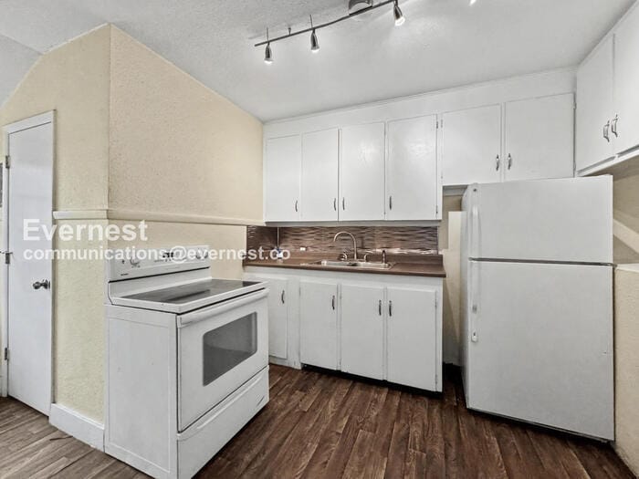 Building Photo - 247 S Hazel Ct