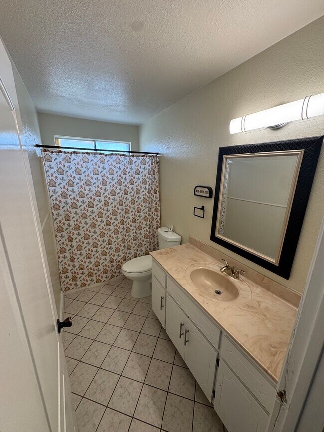 Building Photo - 2 bed/ 1 bath home / large yard / central located / Available Now!!