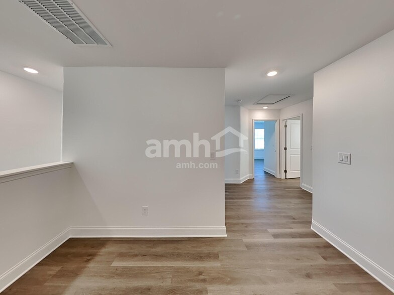 Building Photo - 1039 Highland Walk