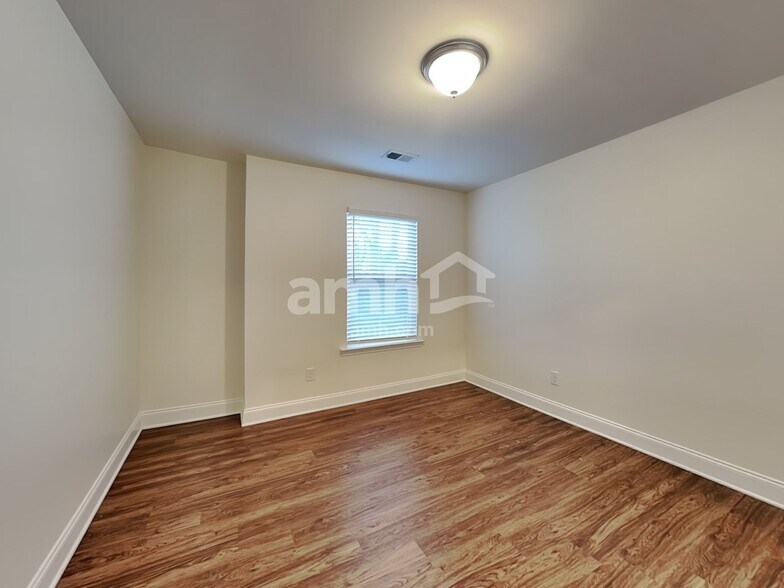 Building Photo - 1930 Sterling Brook Ct