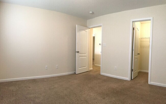 Building Photo - Regal Home on Regatta Way!