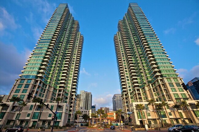 Building Photo - "Stylish 1-Bedroom Condo with Stunning Views in Vibrant San Diego!"