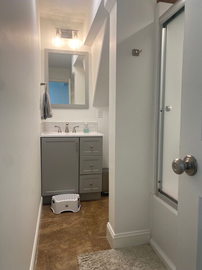 Building Photo - JUST REDUCED!!!!!! Beautiful Executive Sty...
