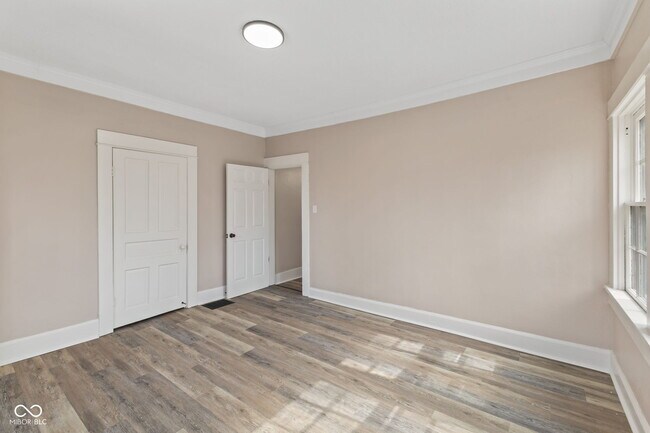 Building Photo - 320 Lockerbie St