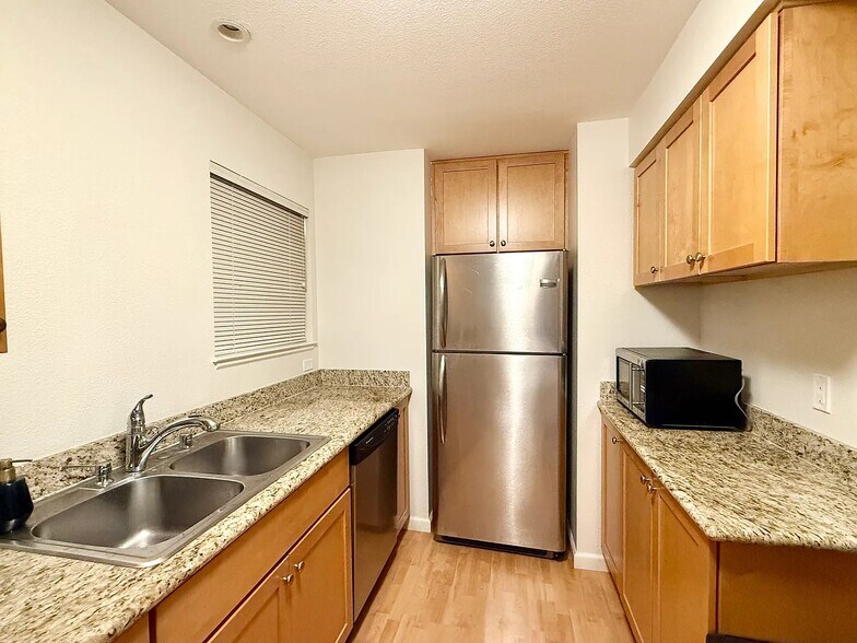 Building Photo - 142 Cherry St