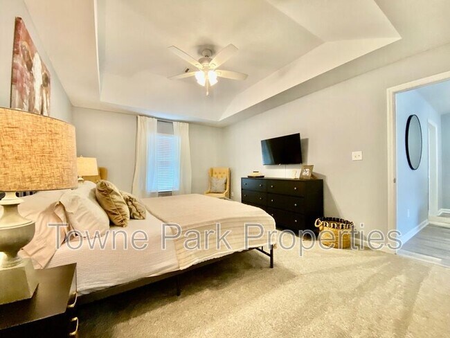 Building Photo - 549 Edgecliff Ln