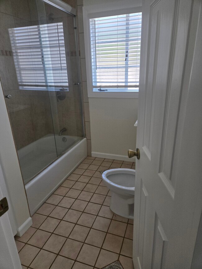 Bathroom - 2632 St George St