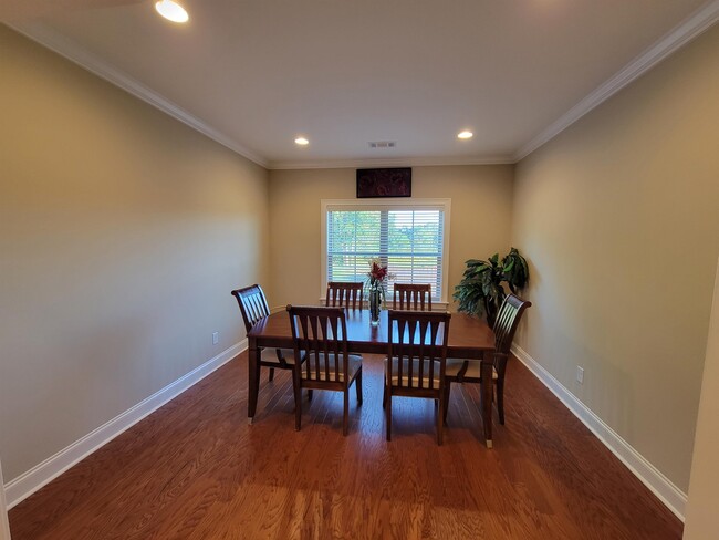 Building Photo - 362 Sydney Dr S