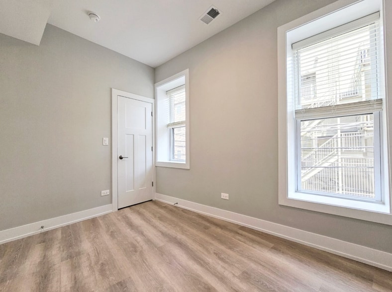 Building Photo - 428 W Belden Ave