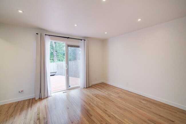Building Photo - 3Bd/1.75Ba Bellevue House