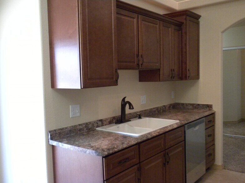 Soft close cabinetry doors, double sink, dishwasher - 2310 Cliffmoor Ln