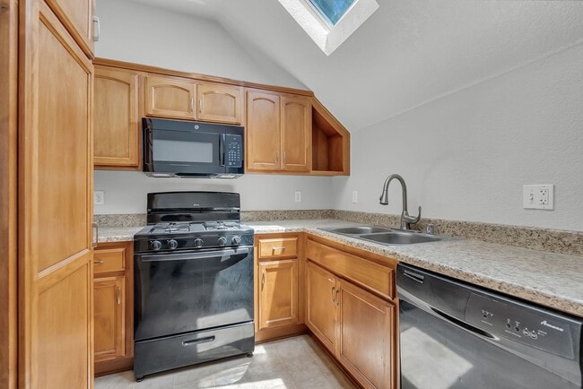 Building Photo - Charming Upstairs Unit near Riverside Plaza