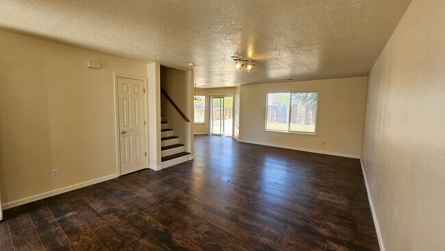 Building Photo - 4 bed 2.5 bath